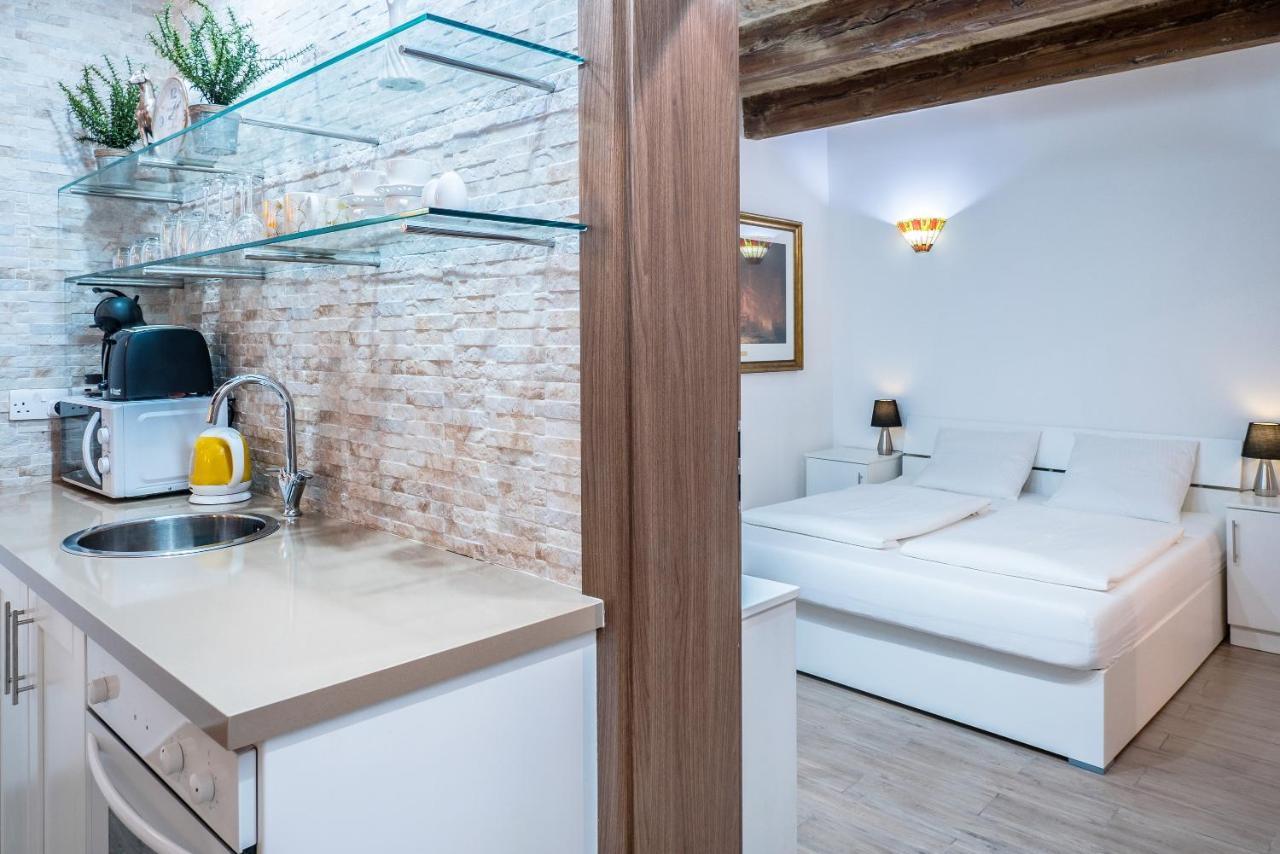 Main Street Deluxe Apartment