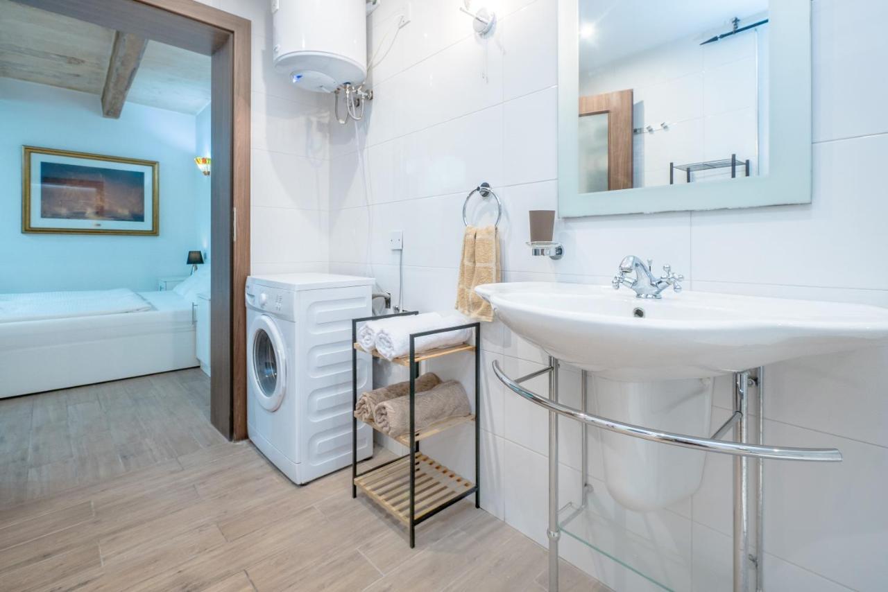 Main Street Deluxe Apartment